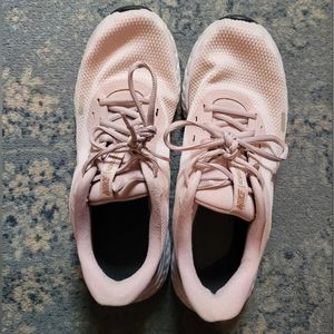 Nike Revolution Sneaker 👟